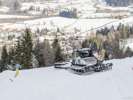 Schneeraupe schippt Schnee