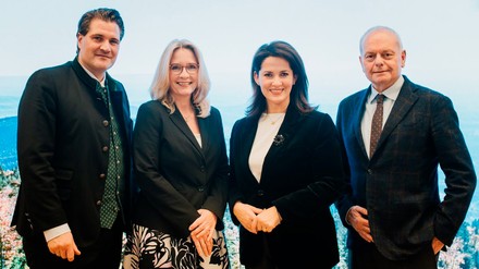 Würdigen das Engagement im Gastgewerbe (v.l.): Dehoga Bayern-Landesgeschäftsführer Dr. Thomas Geppert, Geschäftsführerin der BayTM Barbara Radomski, Tourismusministerin Michaela Kaniber und ADAC-Tourismuspräsident Karlheinz Jungbeck