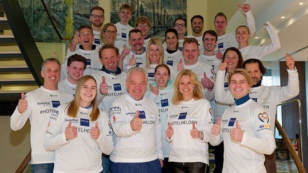 Vincent Gross, der Schweizer Sänger und Moderator, Stefanie Brandes (COO Dorint), Jörg T. Böckeler (CEO Dorint) und Mareike Miller, PLY (Kapitänin der Deutschen Rollstuhlbasketball-Nationalmannschaft) mit dem Team der Dorint Hotelgruppe