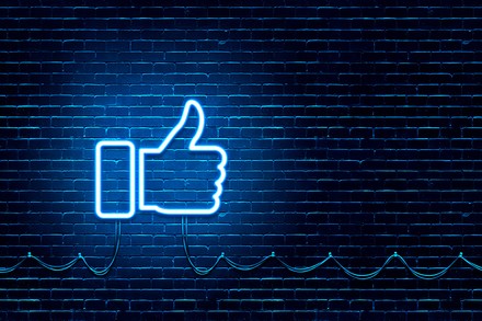 Ein Facebook-Daumen, der nach oben zeigt.