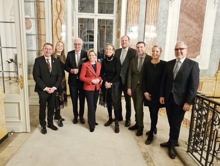 Familie Finkbeiner mit Baden-Württembergs Wirtschaftsministerin Dr. Nicole Hoffmeister-Kraut, Freudenstadts Landrat Michael Rückert und Baiersbronns Bürgermeister Klaus Michael Ruf im Neuen Schloss