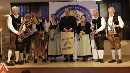 Finanz- und Heimatminister Albert Füracker übergibt die Auszeichnung „Musikantenfreundliches Wirtshaus“.