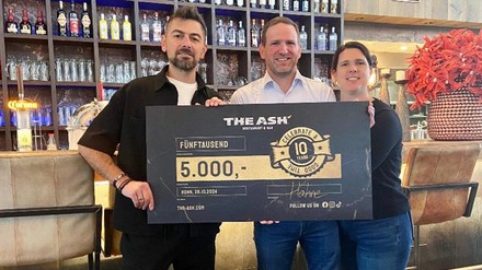 Savvas Sidiropoulos von The ASH Restaurant & Bar, Björn aus Lohmar und seine Frau