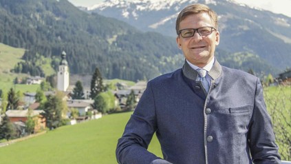Gerhard Bosse vor einem Alpenpanorama
