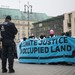 Polizeibeamte und Aktivisten stehen während Demonstrationen gegen den "World LNG Summit" der Gasindustrie und Flüssiggasanbieter in Berlin vor dem Adlon.