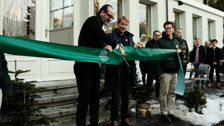 Von links nach rechts: Lorenz Maurer, Area General Manager Beaumier, mit Karl Näpflin, Präsident der Gemeinde Lauterbrunnen