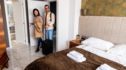 Pärchen betritt Hotelzimmer