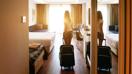 Frau betritt Hotelzimmer