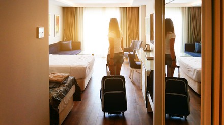 Frau betritt Hotelzimmer