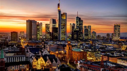 Panorama einer Großstadt am Abend