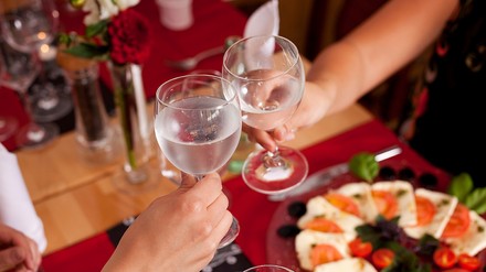 Anstoß mit Wasser im Glas