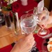 Anstoß mit Wasser im Glas