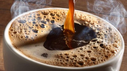 Eine dampfende Tasse mit frischem Kaffee