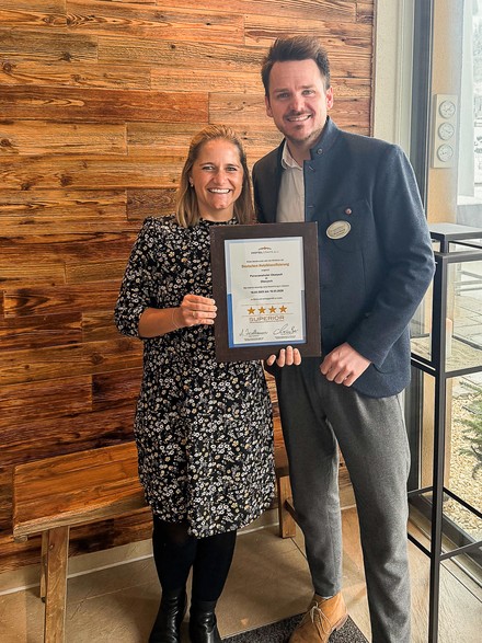 Julia Zwicker, Geschäftsführerin, und Pascal Woerlé, Hoteldirektor, vom Panoramahotel Oberjoch freuen sich über die Sterneauszeichnung.