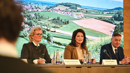 V. l. n. r.: Angela Inselkammer, Präsidentin des Dehoga Bayern, Tourismusministerin Michaela Kaniber und Peter Berek, 1. Vorsitzender des Bayerischen Heilbäder-Verbandes
