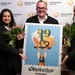 Wiesnchef Clemens Baumgärtner präsentiert mit den Künstlerinnen Amiera Harithas und Dianah-Charles Francis das offizielle Motiv zum Oktoberfest 2025.