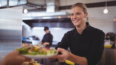 Essensausgabe in einer Kantine
