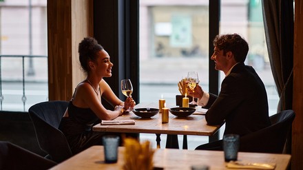 Mann und Frau im Restaurant