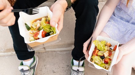Zwei Verpackungen mit Essen