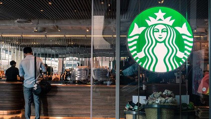 Starbucks konnte seinen Umsatz und Gewinn steigern. (Foto: © wachiwit/stock.adobe.com)
