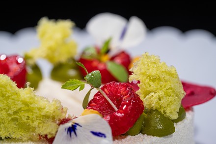 „Calpico, Himbeere, Pistazie und Limette, Shiso sowie provenzalischem Olivenöl“