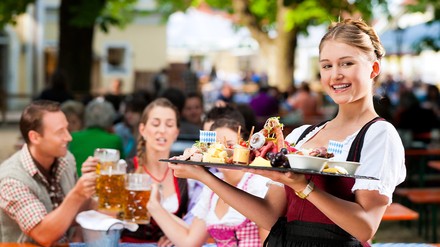 Bayerischer Biergarten mit Bedienung und zahlreichen lokalen Spezialitäten