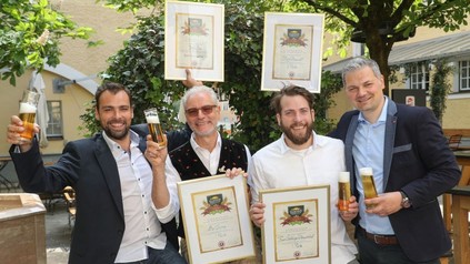 Dirk Baert, Gust Absmann, Luis Absmann udn Christian Silmbroth mit den Zertifikaten von Salzburgs Bestes Bierlokal 2018