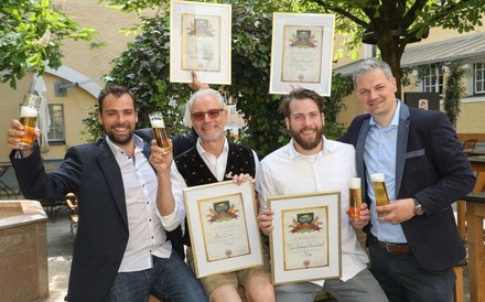 Dirk Baert, Gust Absmann, Luis Absmann udn Christian Silmbroth mit den Zertifikaten von Salzburgs Bestes Bierlokal 2018
