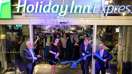 Holiday Inn Express Dresden Zentrum: Durchschneiden des Bandes