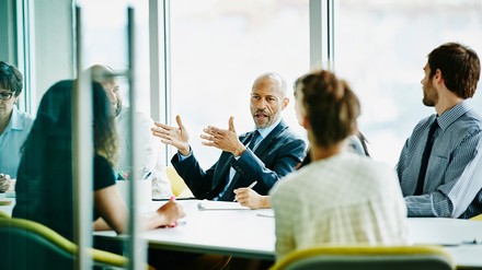Mehrere Menschen im Gespräch