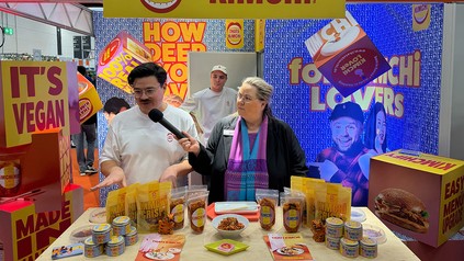 Karin Tischer am Stand von ThatsKimchi