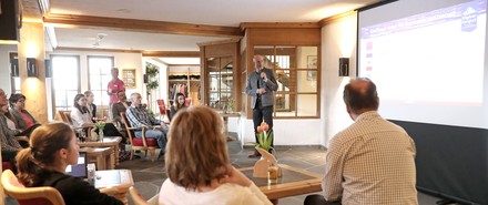 Hoteldirektor Christian Neusch erklärt Eltern und den Jugendlichen die Hintergründe zur Ausbildung