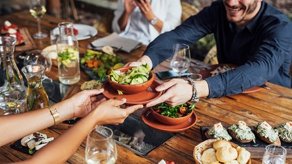 Salatschüssel wird weitergereicht