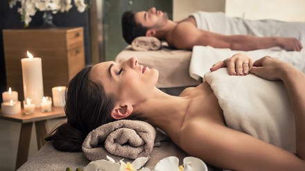 Mann und Frau liegen jeweils auf einer Liege