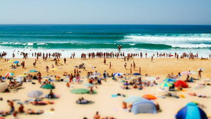 Ein überfüllter Touristenstrand