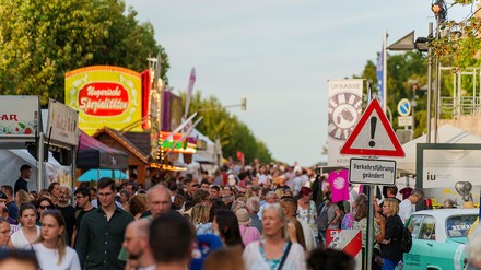 Besucher flanieren über das Schaumainkai mit unzähligen Ständen, die Kultur und Kulinarik anbieten.