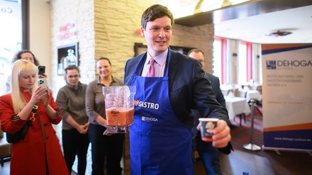 Conrad Clemens (CDU), Kultusminister von Sachsen, teilt während eines Pressetermins der Dehoga Sachsen zur Trend(Job)Tour in einem Restaurant auf dem Neumarkt einen Smoothie aus. Im Rahmen der Trend(Job)Tour treffen sich Fachkräfte aus Schule, Berufsorientierung und Arbeitswelt, um die Gastronomie und Hotellerie zu erleben