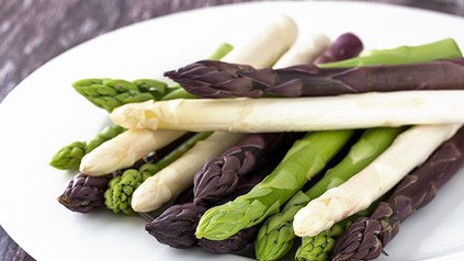 Frischer weißer, lilaner und grüner Spargel