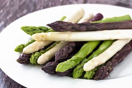 Frischer weißer, lilaner und grüner Spargel