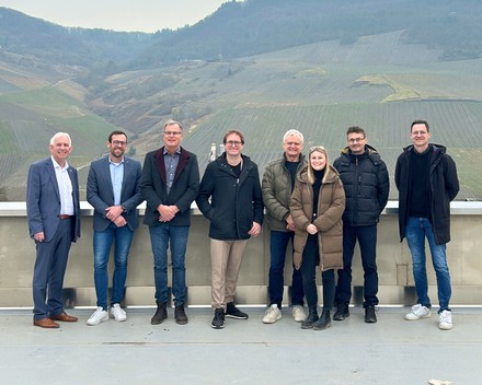 Gruppenfoto auf dem Dach des künftigen Jufa-Hotels in Bernkastel-Kues