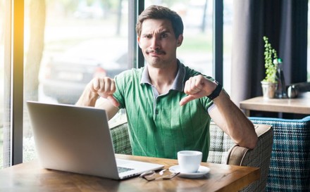 Mann in Restaurant zeigt Daumen runter