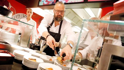 Spitzenkoch beim Gastronomieevent "Fashion x Food"