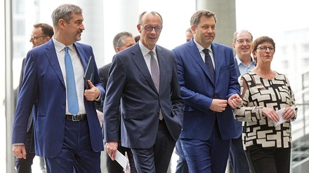 V. l. n. r.: Markus Söder (CSU), Ministerpräsident Bayern, Friedrich Merz (CDU), Bundesvorsitzender, Lars Klingbeil (SPD), Bundesvorsitzender, und Saskia Esken (SPD), Bundesvorsitzende