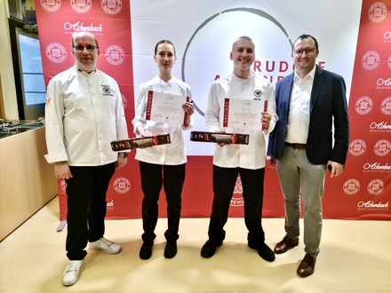 Isabelle Lorenz und Jonas Tamm mit Thorben Grübnau und Hans-Peter Achenbach