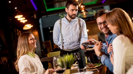 Kellner beim Abkassieren