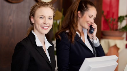 Zwei junge Frauen an der Rezeption