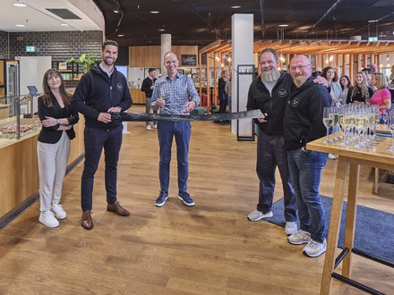 Cornelia Hartmann, Senior Manager Business Development GSA bei Sodexo Deutschland, Giuliano La Terra, Head of Sales Sodexo Deutschland, Markus Ruscher, Head CRES Germany & Nordics bei Swiss Re, Christian Niemeyer, Head of Food bei Sodexo Deutschland sowie Sascha Sachse, Gebietsleiter Sodexo Deutschland eröffnen das neue Restaurant im arabeska in München.