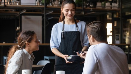 Kellnerin beim Abkassieren
