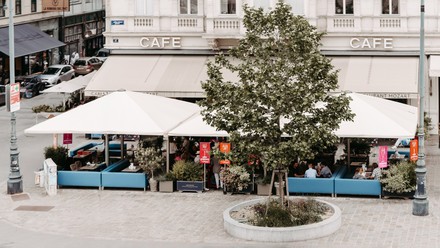 Der neugestaltete Schanigarten des Café Mozart