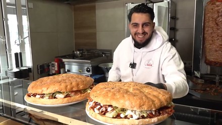 Haci Öztürk mit zwei seiner 2-Kilo-Döner